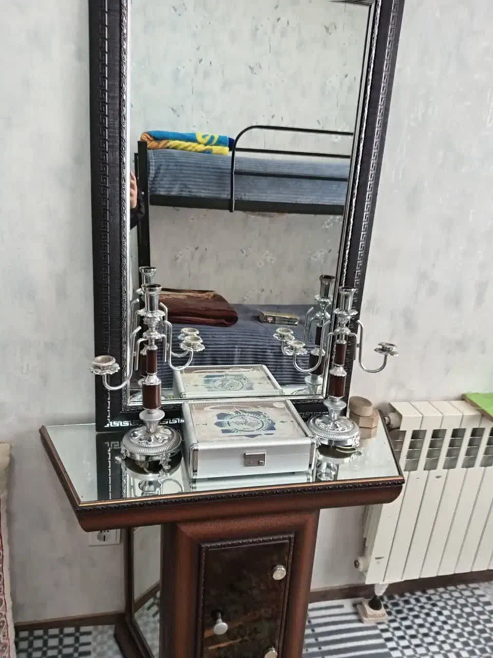 اینه و شمعدان|آینه|گلبهار, شهر جدید گلبهار|دیوار