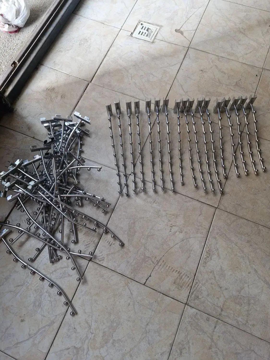 رگال آویزی برای لباس به رنگ استیل ضد زنگ|بندرخت و رختآویز|تبریز, |دیوار