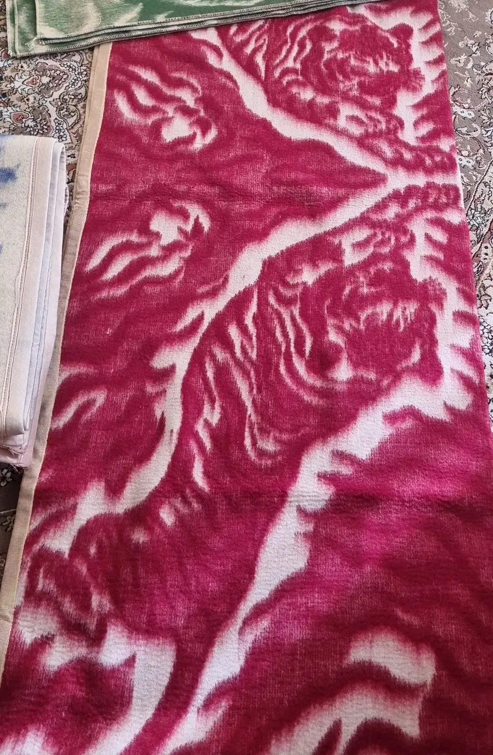 پتو نمدی|رختخواب، بالش، پتو|لنجان, |دیوار