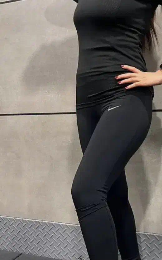 لگ ورزشی|لباس|آبدانان, |دیوار