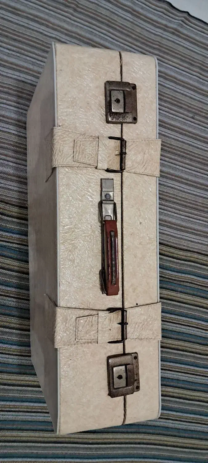 چمدان قدیمی انتیک  مخصوص دکور اتلیه یا کلکسیون|کلکسیون اشیاء عتیقه|اراک, |دیوار