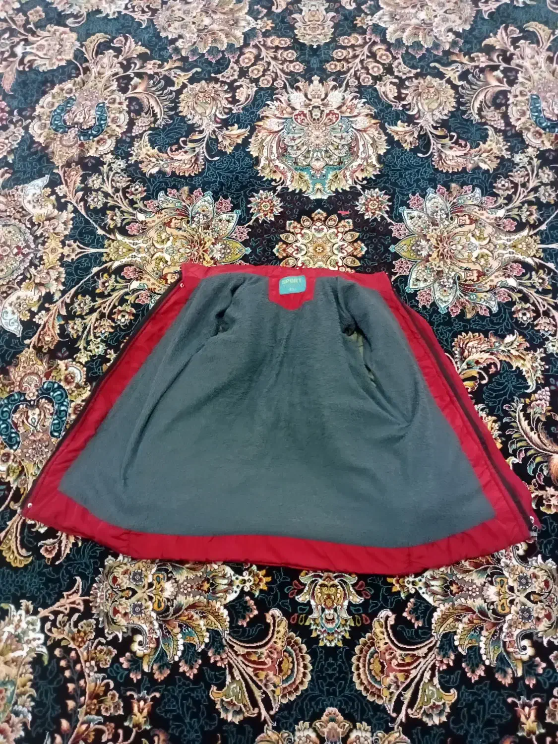 مقداری لباس|لباس|کرمانشاه, |دیوار