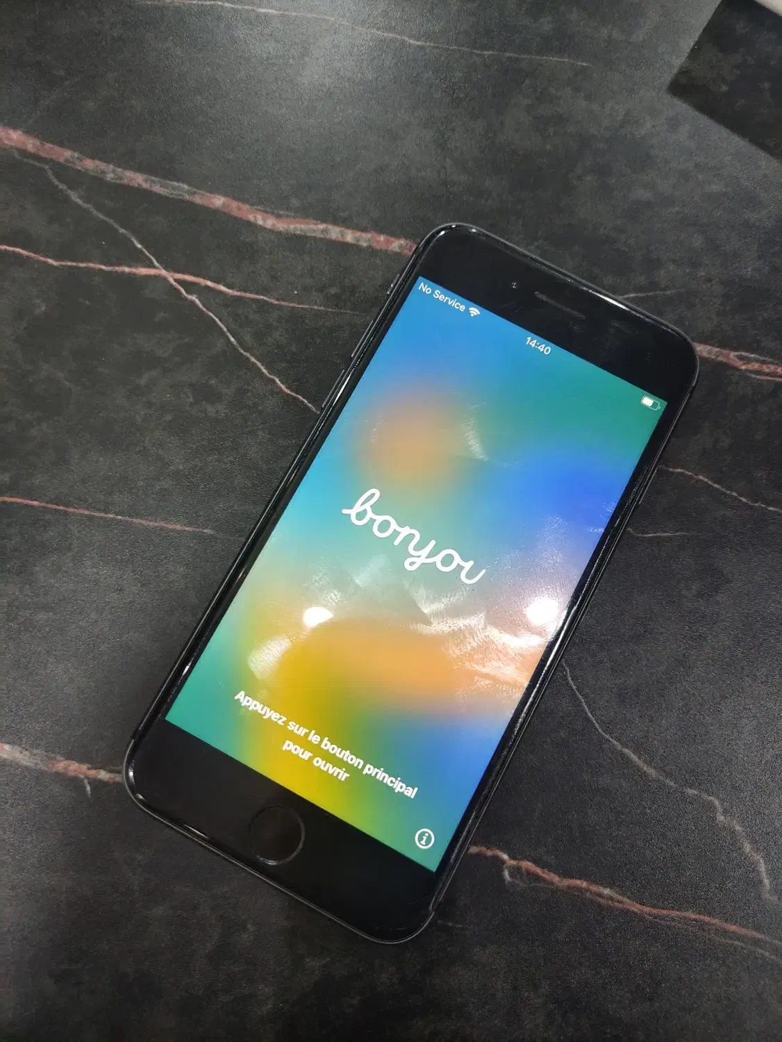 iphone 8-64gb|موبایل|شیراز, سیاه سنگ|دیوار