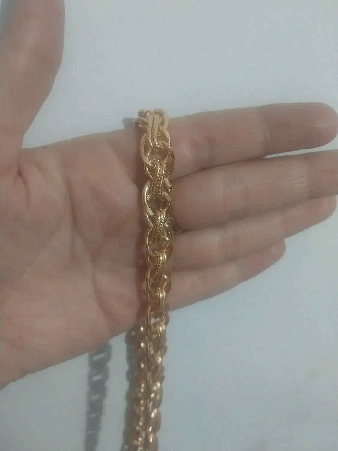 دستبند گمشده|اشیا|هشتگرد, شهرک گلها|دیوار