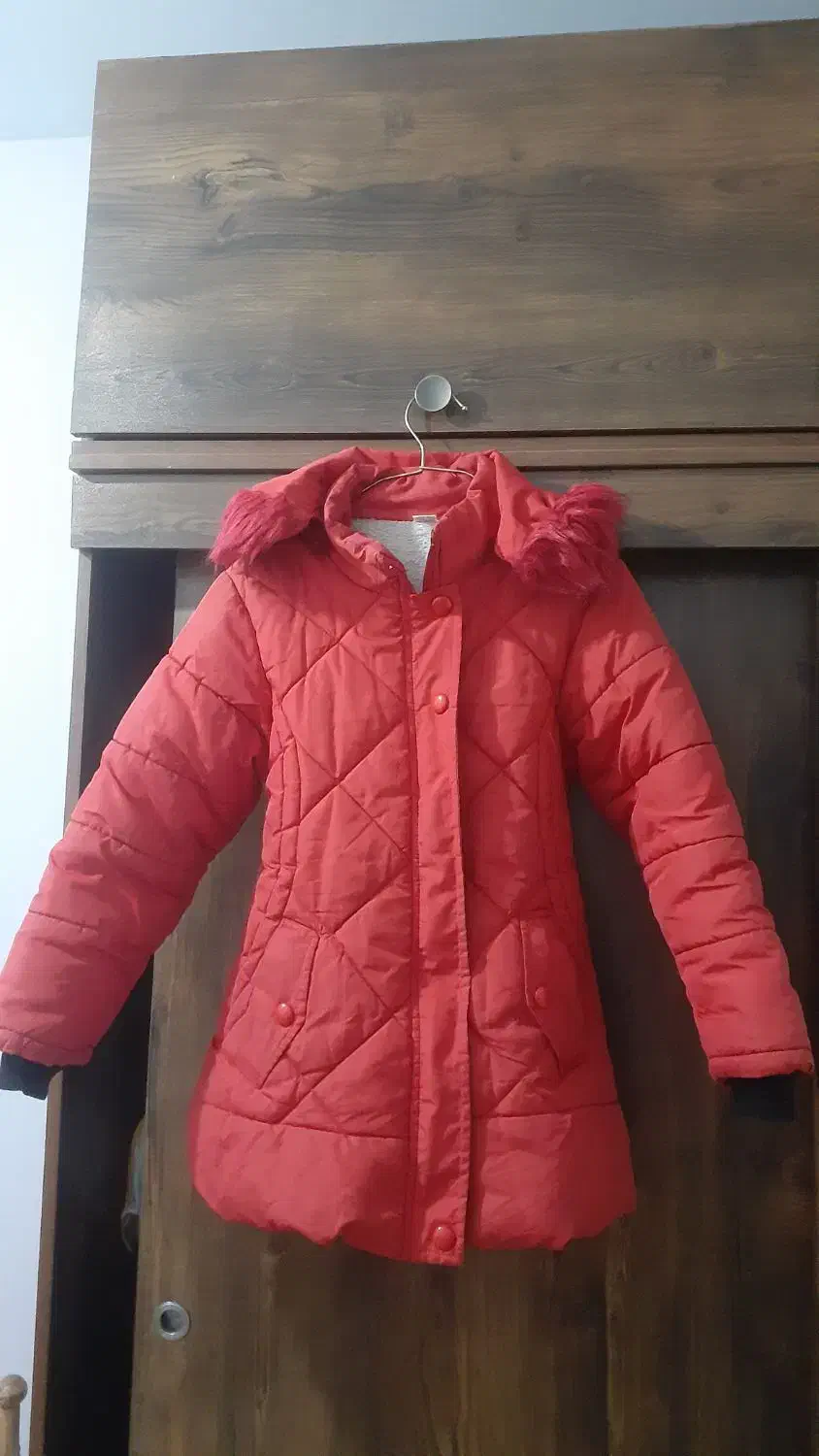 کاپشن|کفش و لباس بچه|رودهن, |دیوار