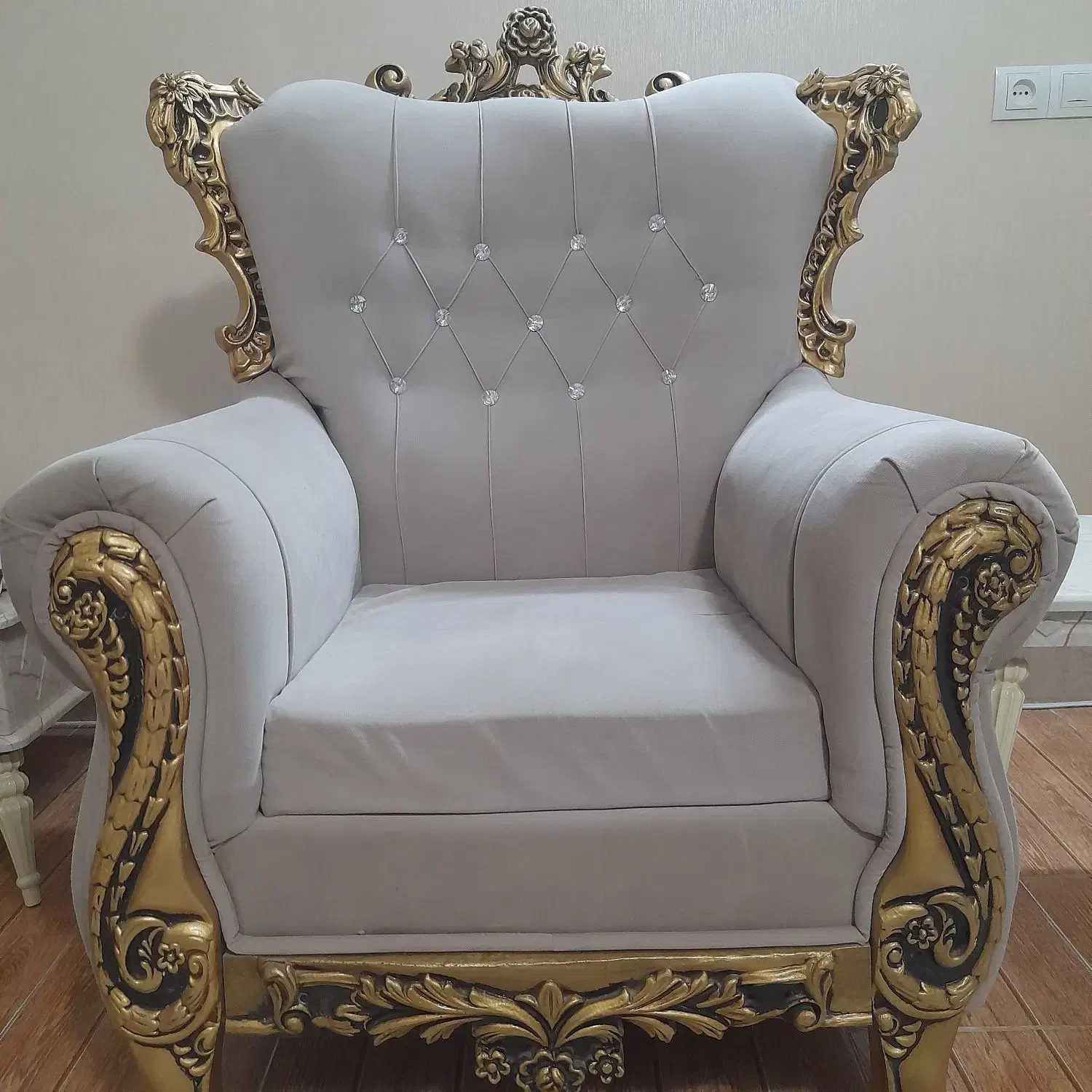 مبل سلطنتی ۹ نفره|مبلمان خانگی و میز عسلی|صدرا-فارس, فاز ۱|دیوار