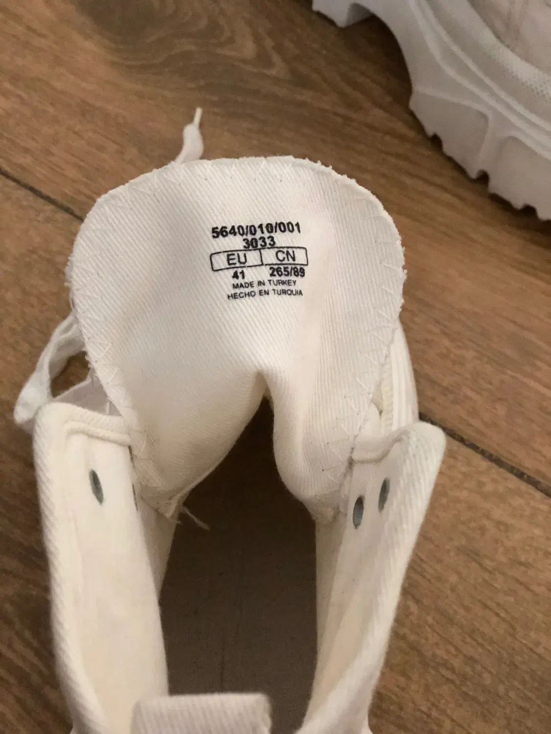 پوتین زارا|کیف، کفش، کمربند|ری, شهادت|دیوار