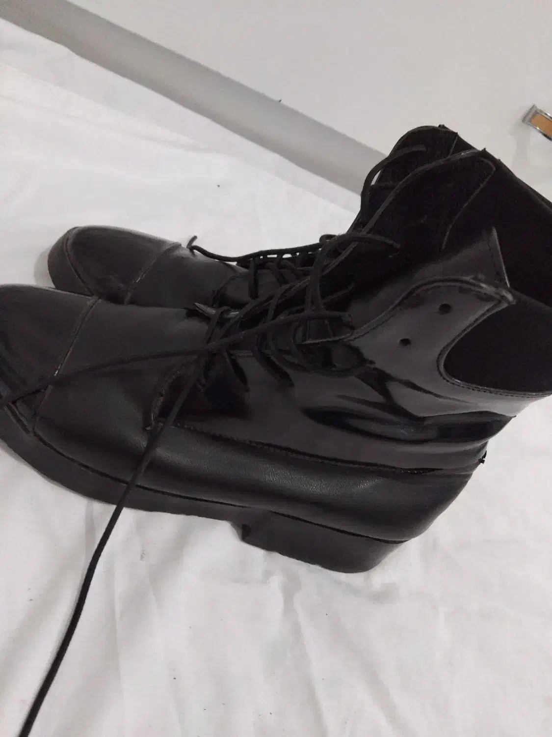 بوت زنانه مشکی چرم بنددار|کیف، کفش، کمربند|باغستان, |دیوار