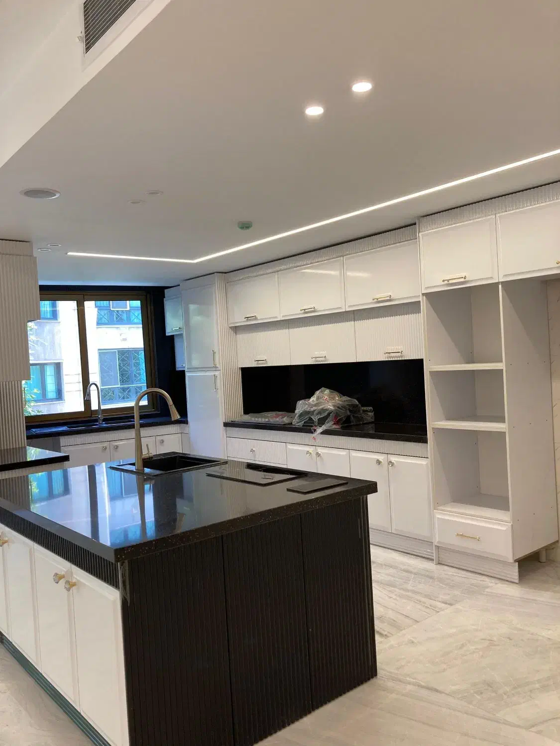 ۲۰۵ متر ۳ خواب ( نوساز )  دسترسی ولیعصر