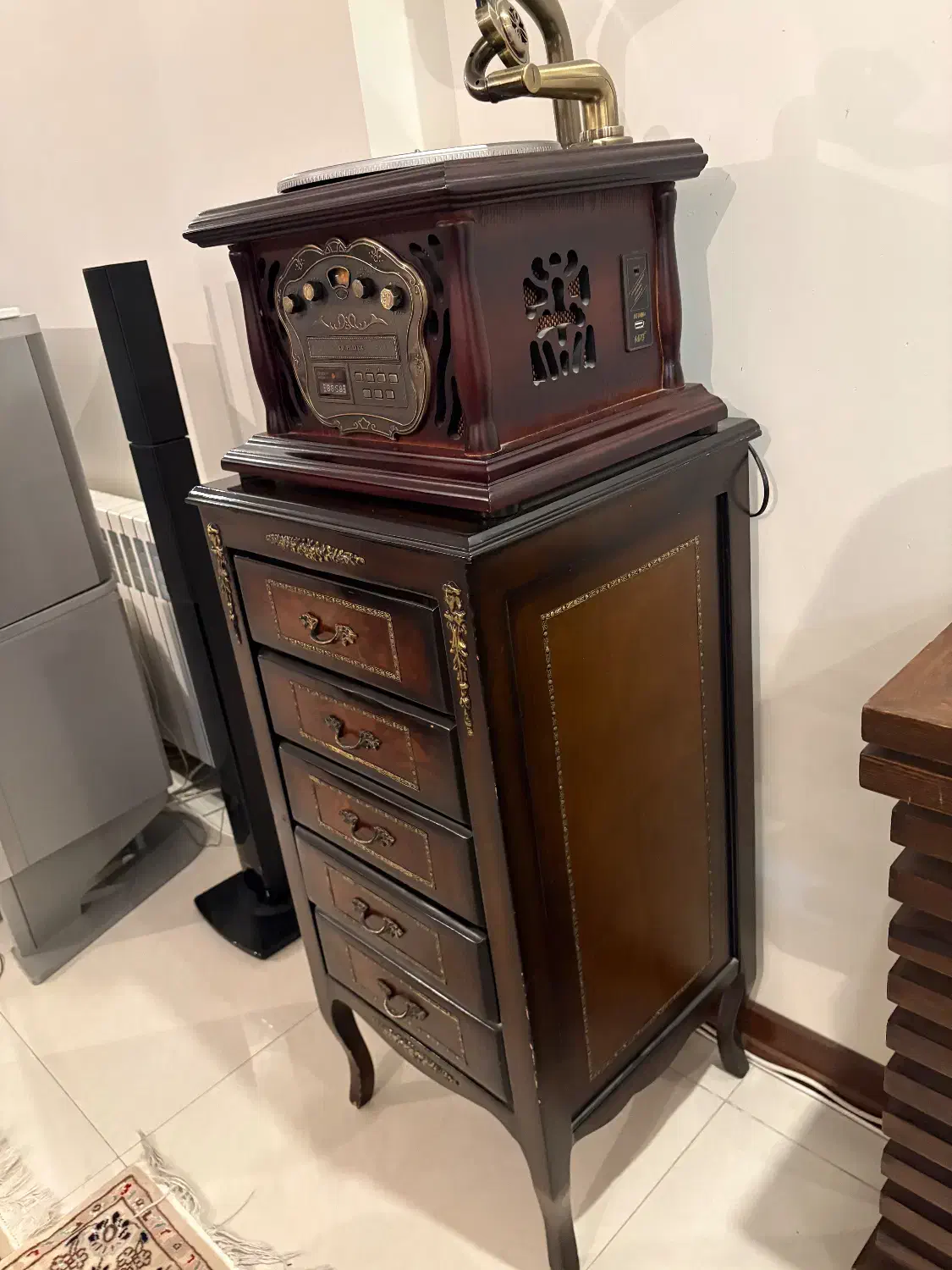 گرامافون کلاسیک با میز چوبی ۵ کشو|سیستم صوتی خانگی|اصفهان, باغ زرشک|دیوار