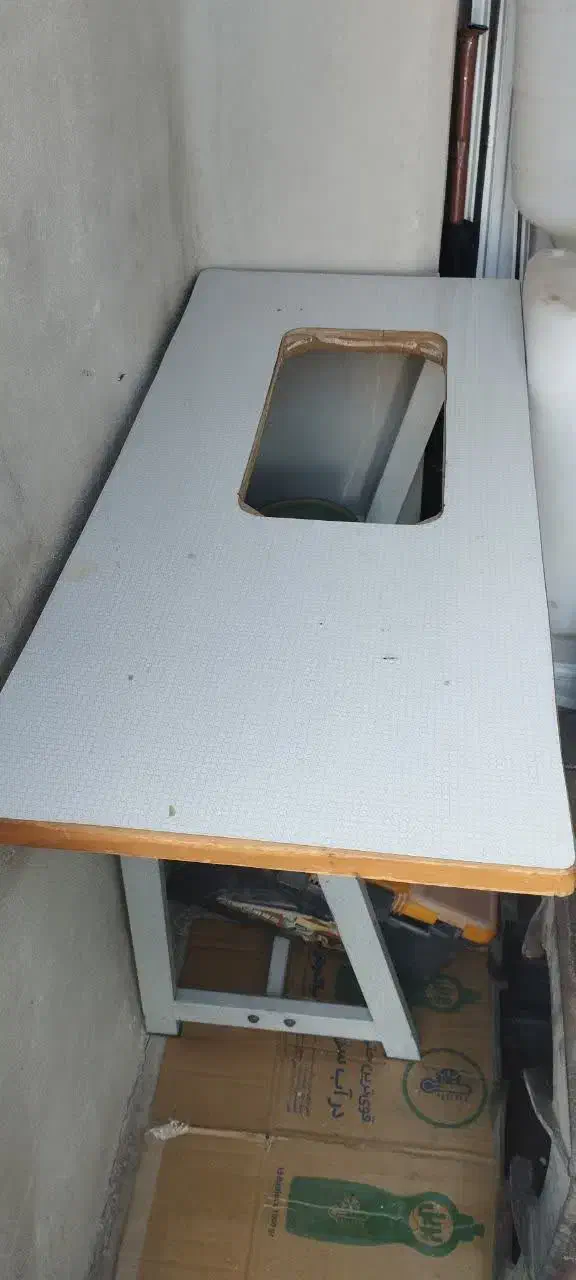 میز چرخ خیاطی سالم و نو|چرخ خیاطی و ریسندگی|بروجرد, |دیوار