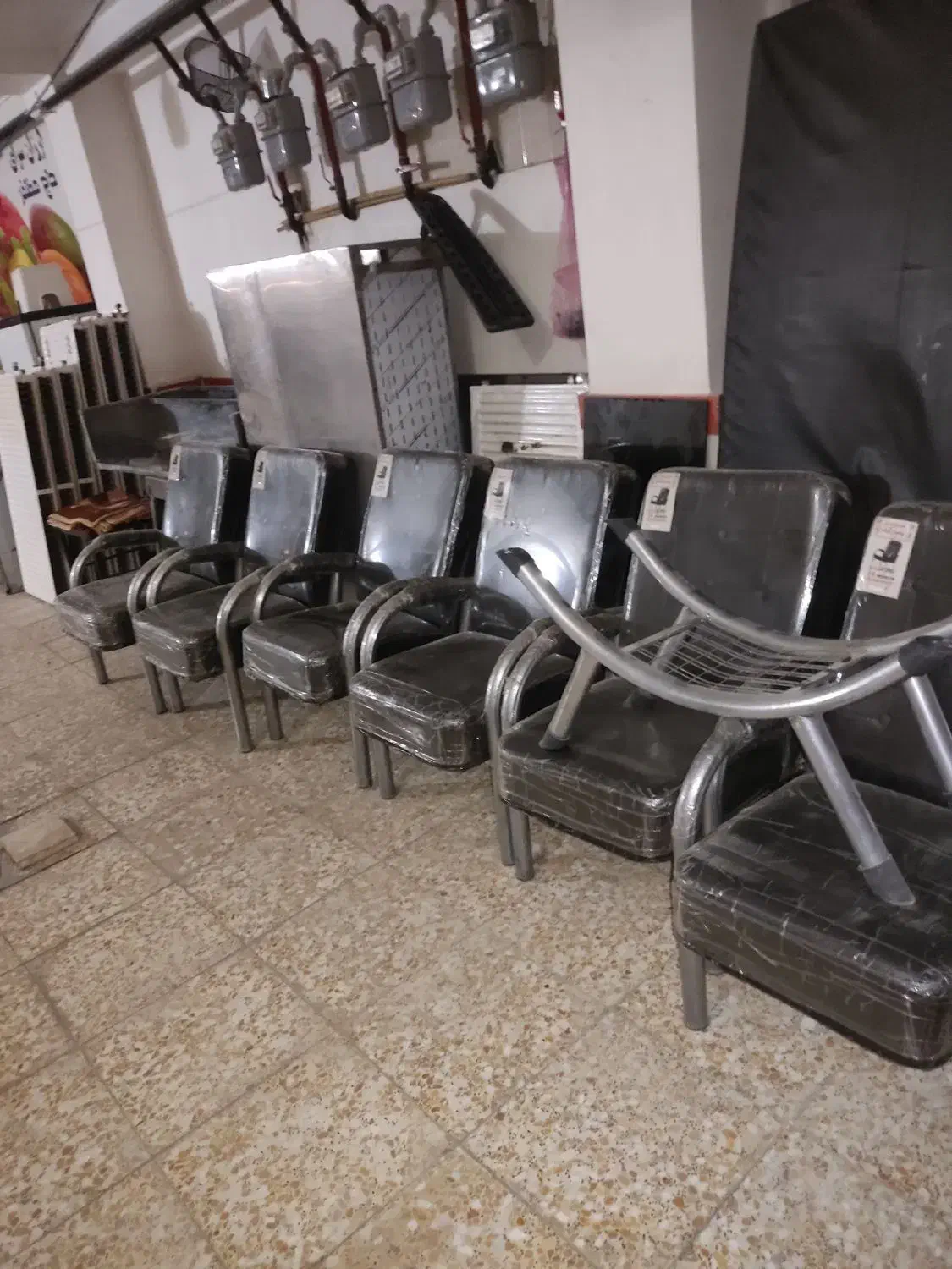 ۶ عدد صندلی انتظار یک عدد میز وسط نو|مبلمان اداری|صباشهر, |دیوار