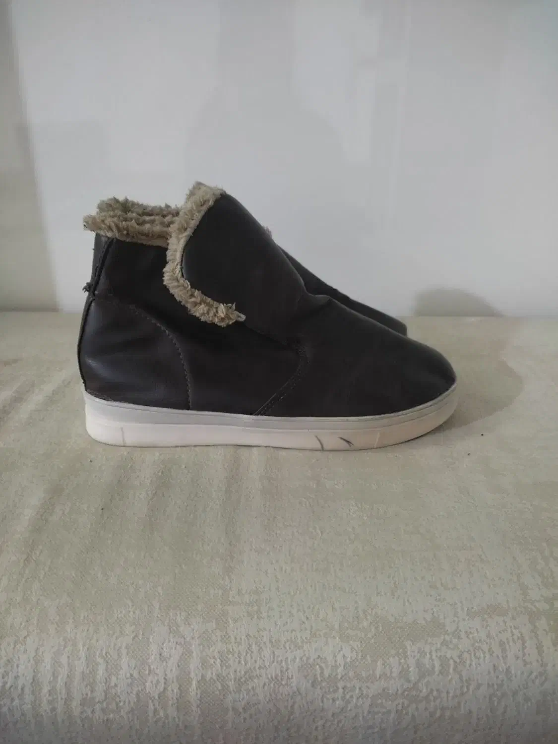 تعدادی کفش نو|کیف، کفش، کمربند|قم, شاه سید علی|دیوار