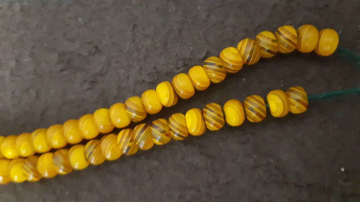 تسبیح های باغا وکهربای خیلی خیلی کهنه|کلکسیون اشیاء عتیقه|بناب, |دیوار