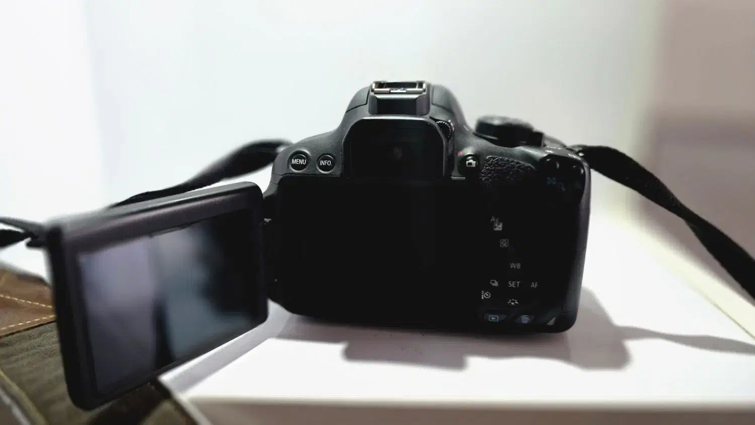 دوربین Canon EOS 700D + لنز EF-S 18-55mm|دوربین عکاسی و فیلم‌برداری|شیراز, شهرک والفجر|دیوار