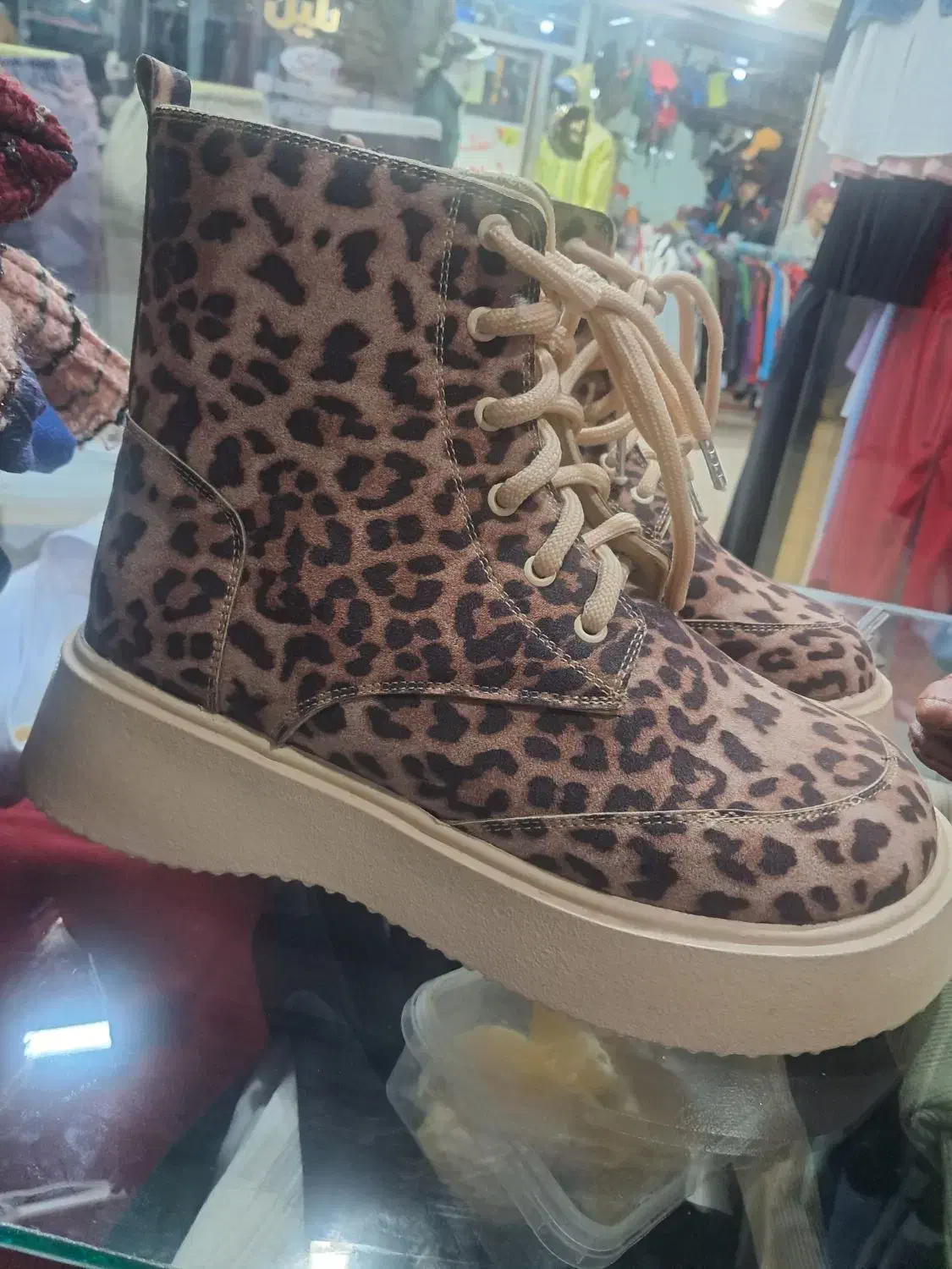 نیم بوت|کیف، کفش، کمربند|دوگنبدان, |دیوار