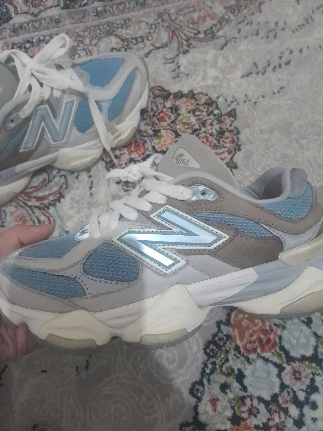 کفش کتانی|کیف، کفش، کمربند|رشت, عینک|دیوار