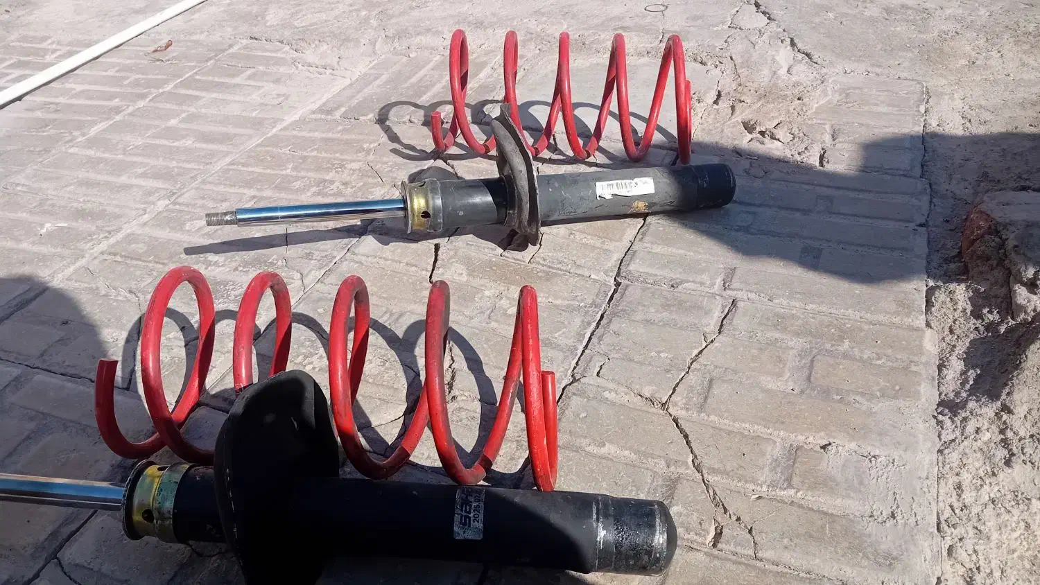 یه جفت فنر ۲۰۶ یه جفت کمک سالم نو|قطعات یدکی و لوازم جانبی|نرماشیر, |دیوار