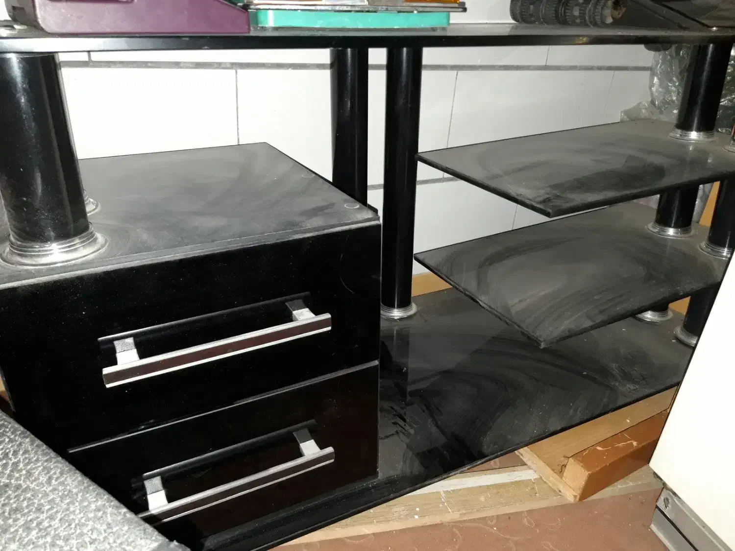 تلویزیون با گیرنده دیجیتال و میز|تلویزیون و پروژکتور|اراک, |دیوار