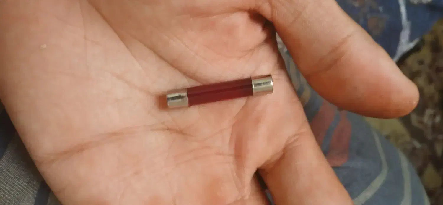 جیوه قرمز|کلکسیون اشیاء عتیقه|فولادشهر, سایت صنعتی کاوه|دیوار