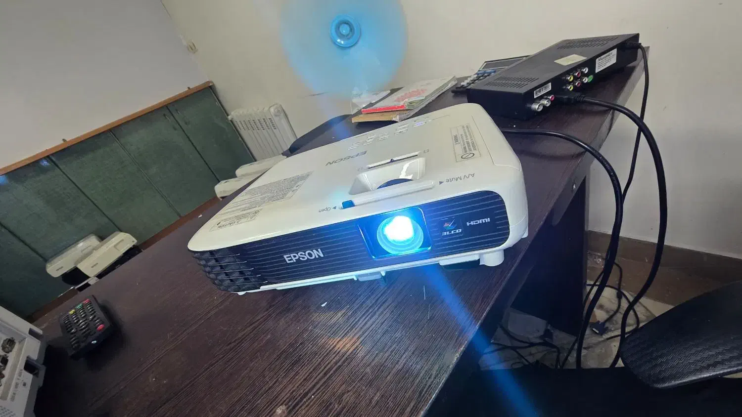 ویدئو پروژکتور آمپلی فایر باند میکروفن دانگل|صوتی و تصویری|اندیشه, اندیشه فاز ۱|دیوار