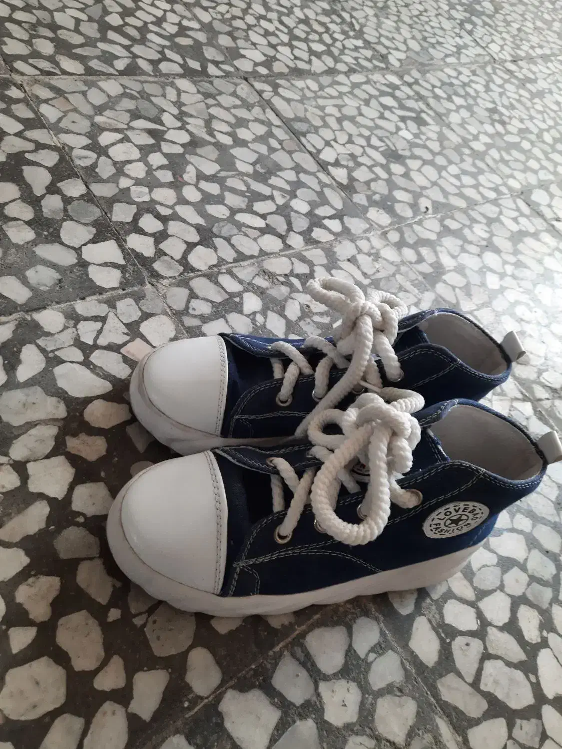 کتونی|کیف، کفش، کمربند|لاهیجان, انقلاب|دیوار