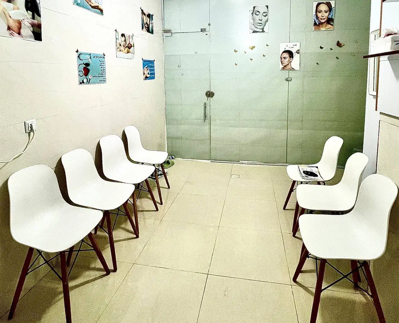 صندلی پایه چوبی ایفلی|صندلی و نیمکت|اردبیل, |دیوار