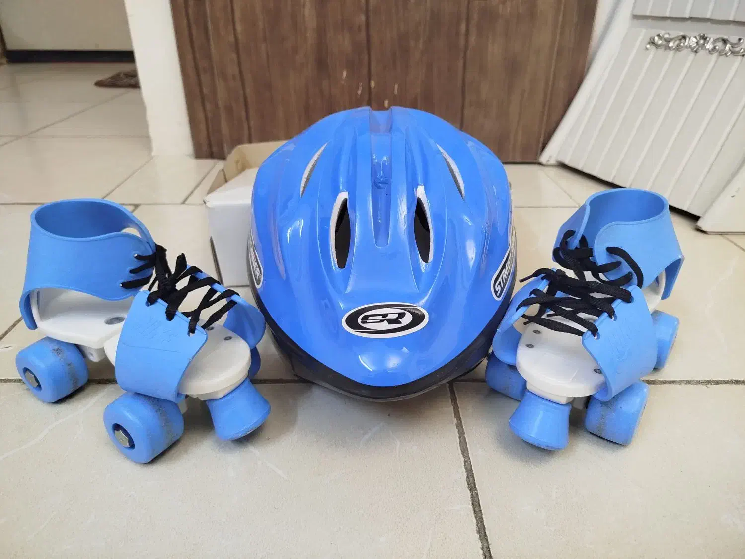 اسکیت چهار چرخ به همراه کلاه|دوچرخه، اسکیت، اسکوتر|قزوین, |دیوار