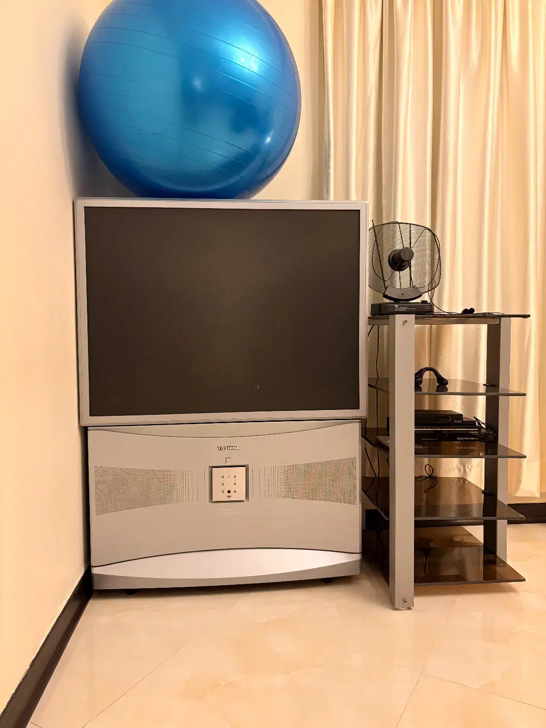 تلوزیون قدیمی توشیبا|تلویزیون و پروژکتور|تهران, دربند|دیوار