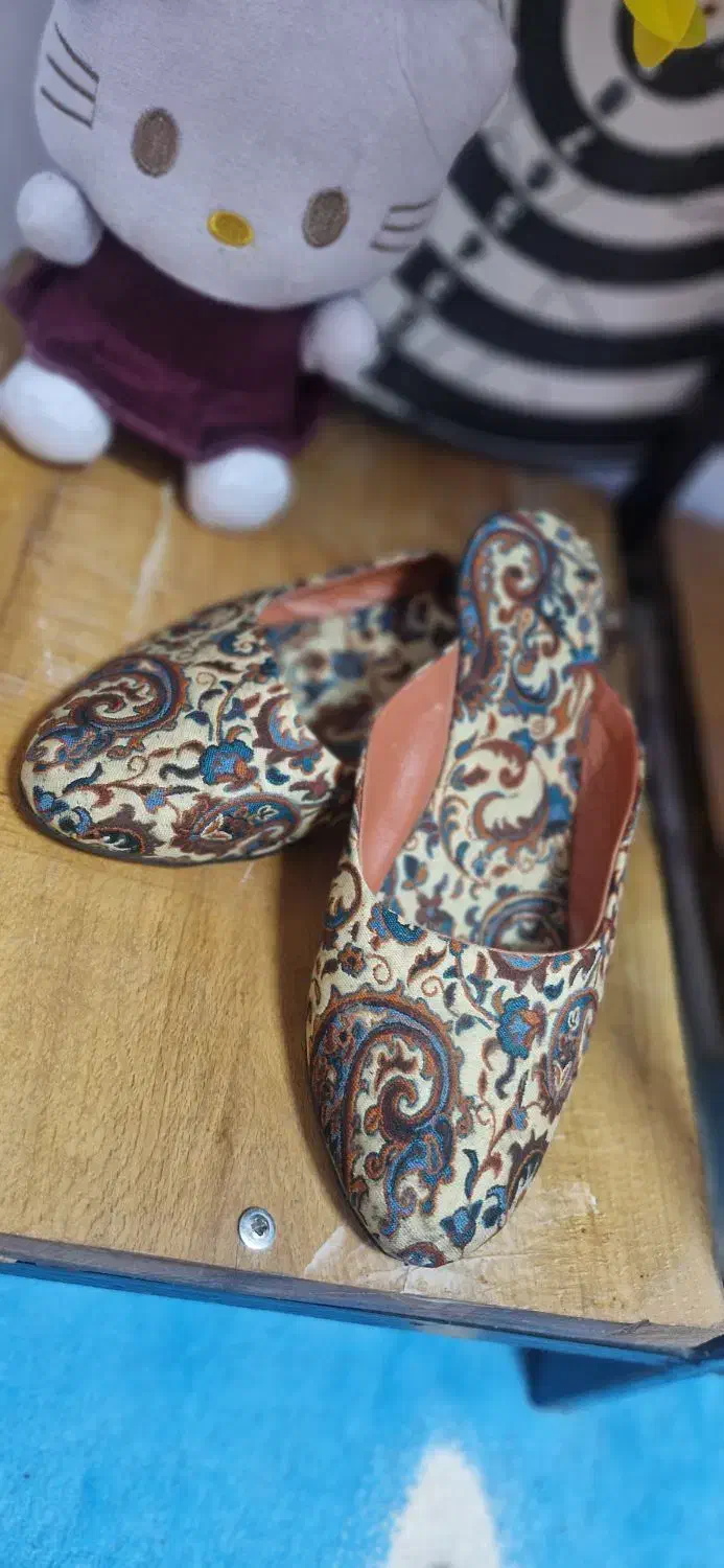 صندل کفش|کیف، کفش، کمربند|پره‌سر, |دیوار