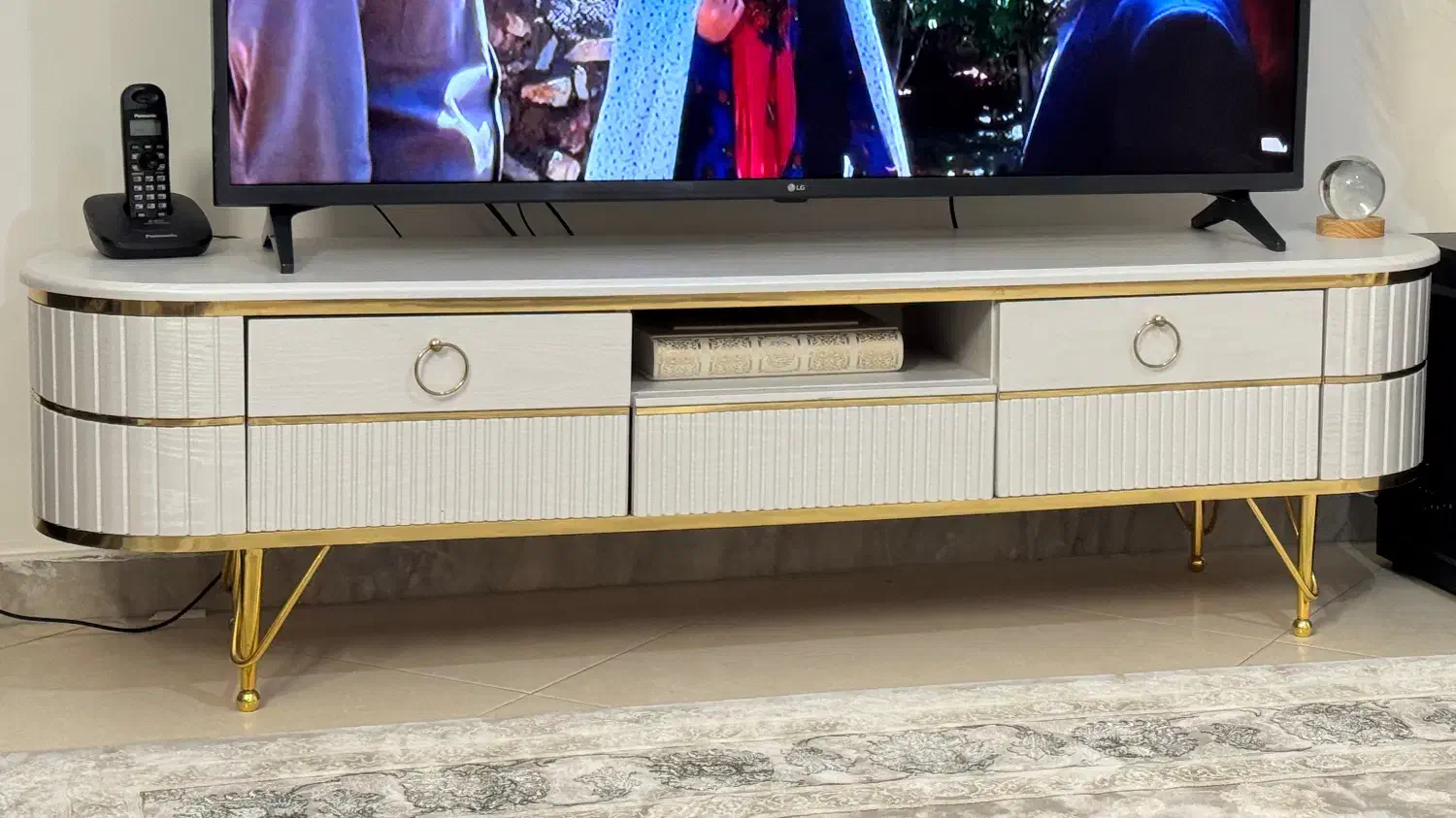 میز تلویزیون سفید طلایی مدل مدرن|میز تلویزیون|ری, فیروزآبادی|دیوار