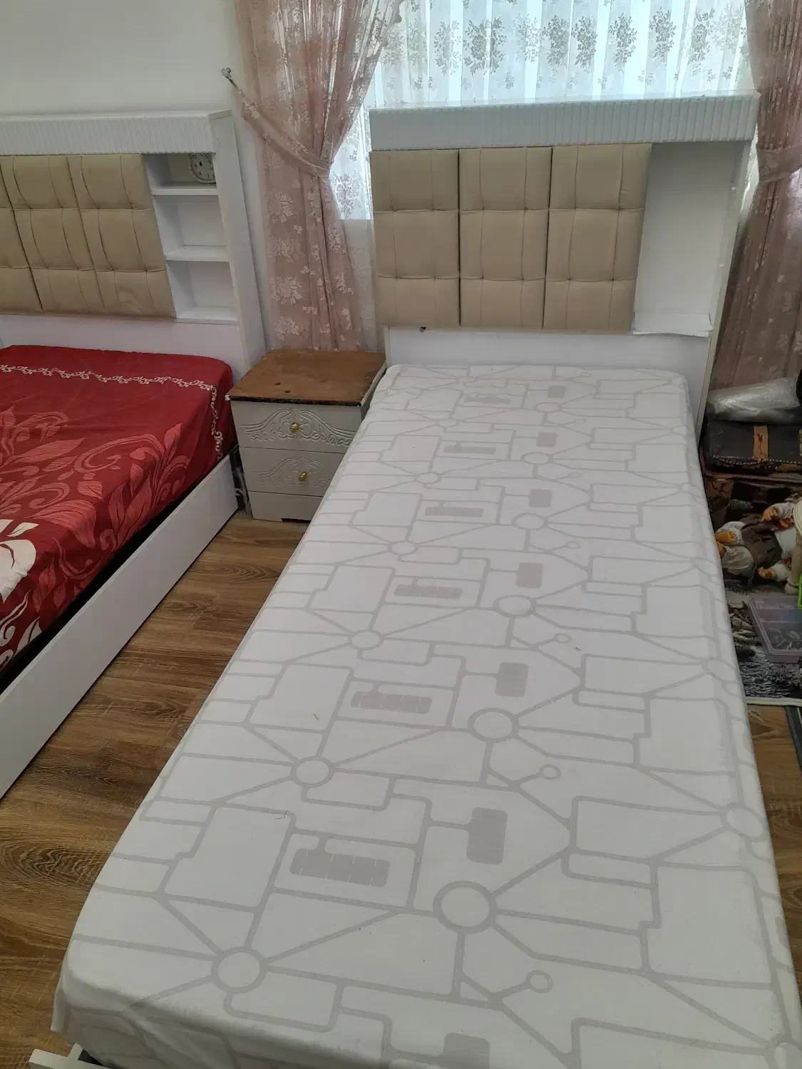 یک جفت تخت یک نفره به همراه یک دشک|تشک تختخواب|رشت, حومه رشت|دیوار