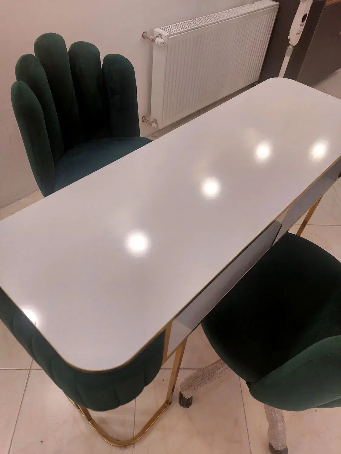 میز ناخن فروشی|آرایشگاه و سالن‌های زیبایی|زیرآب, |دیوار