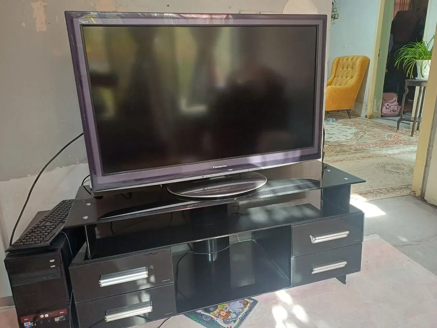 تلوزیون ۴۵اینچ پاناسونیک به همراه میزتلوزیون|تلویزیون و پروژکتور|شاهینشهر, نظامی|دیوار