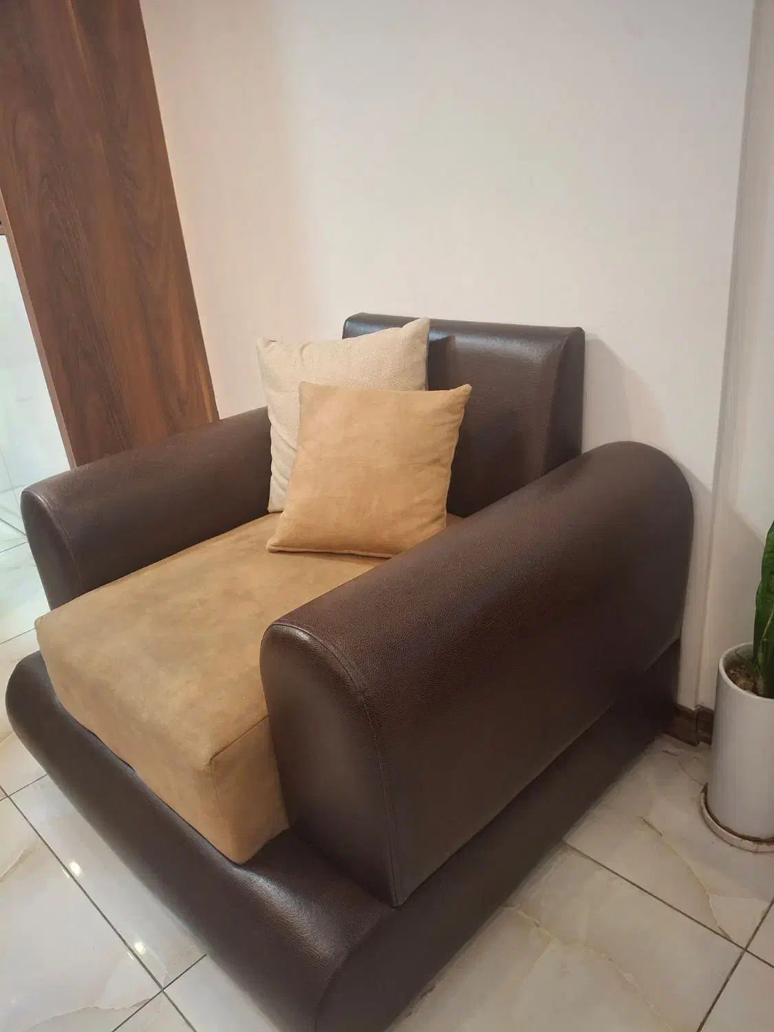 مبلمان ۷ نفره لوکس چرم و‌پارچه راحتی|مبلمان خانگی و میز عسلی|شیراز, رحمت‌آباد|دیوار