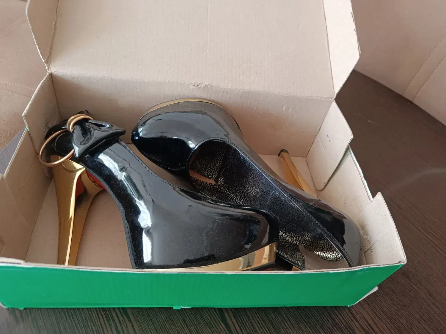 کفش|کیف، کفش، کمربند|شاهینشهر, حافظ شمالی|دیوار