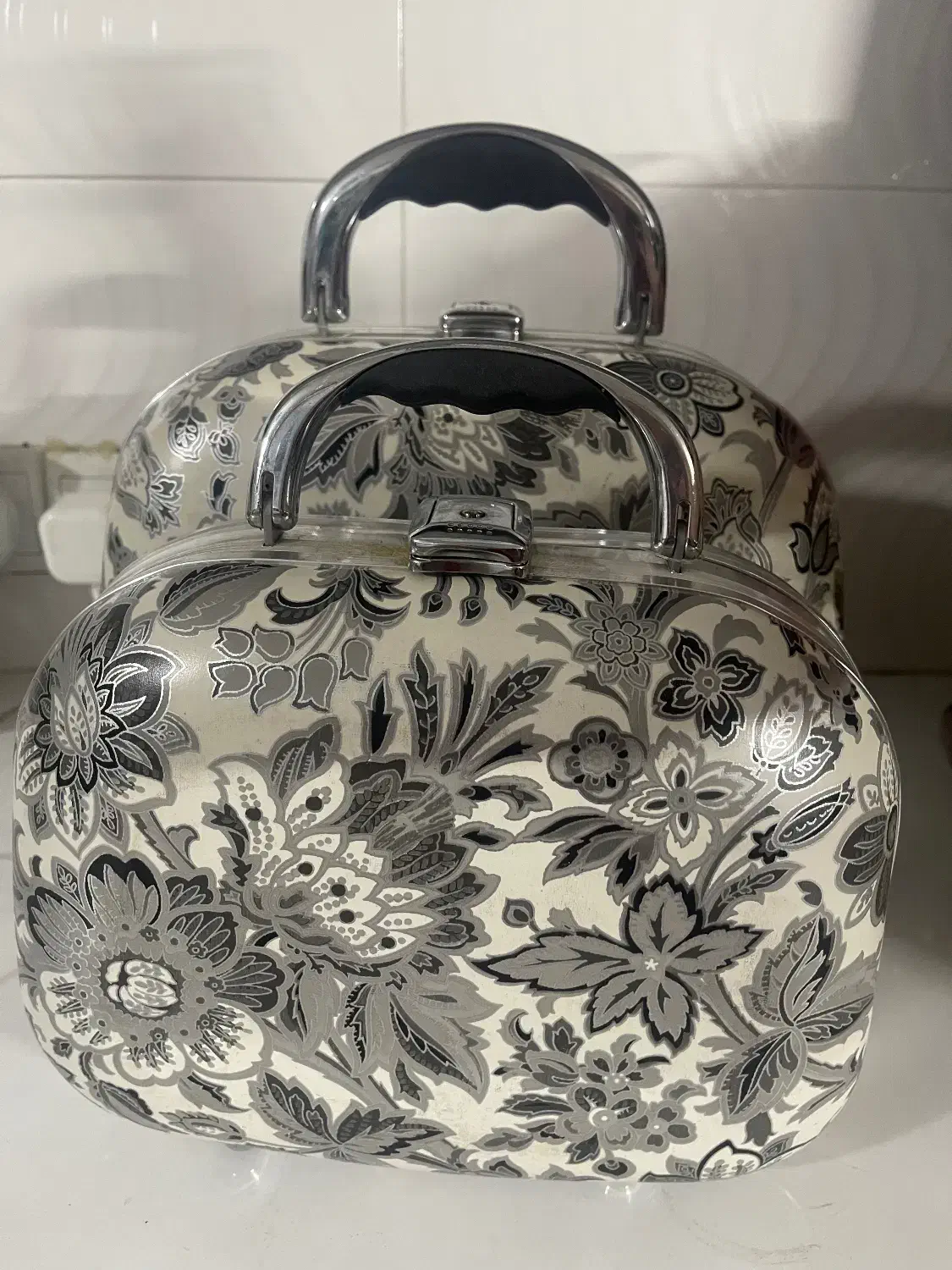 چمدان وسایل عروس و داماد مسافرتی|کیف، کفش، کمربند|بومهن, |دیوار