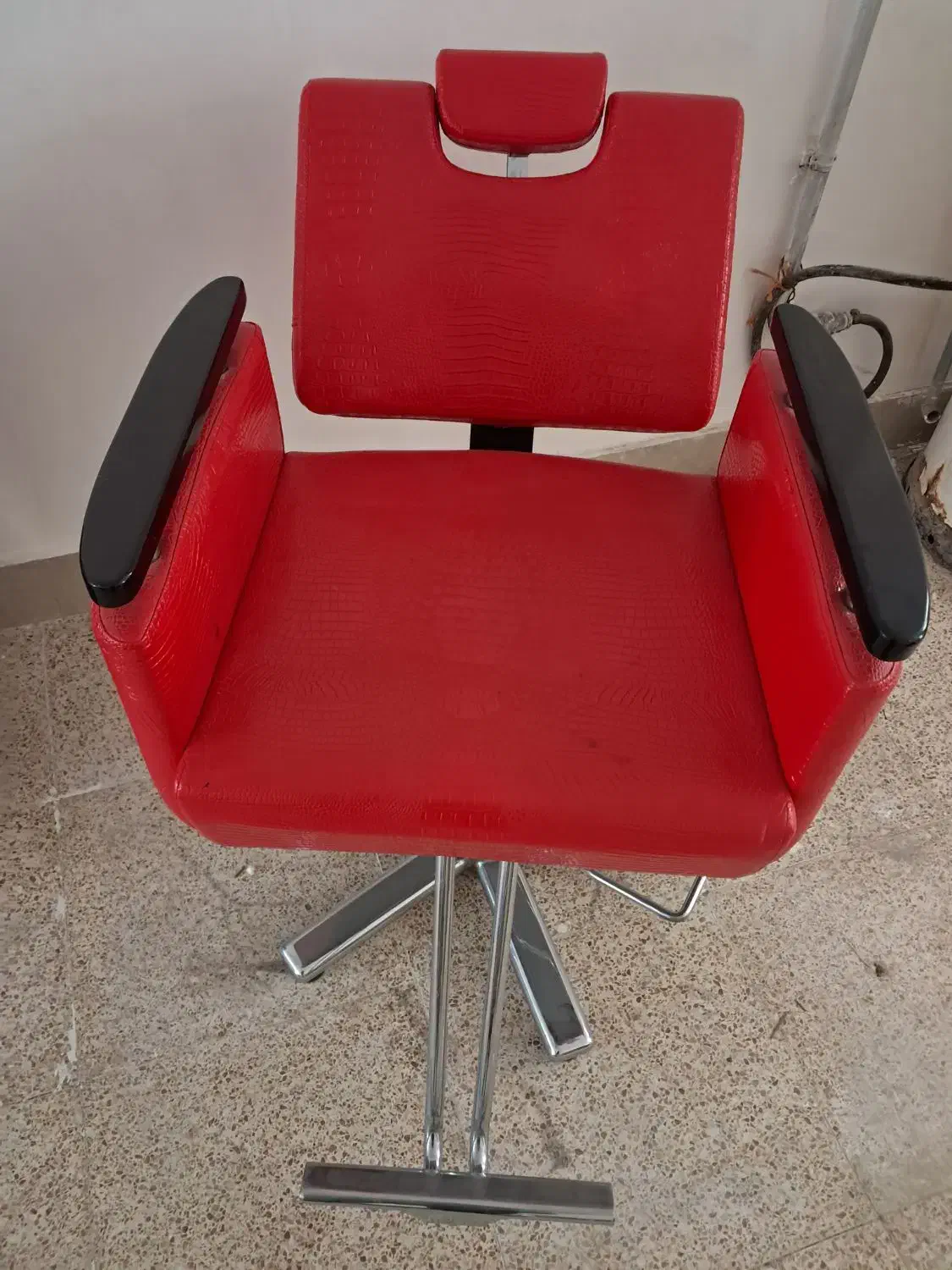 صندلی آرایشگری جکدار قابل تنظیم در حد نو|آرایشگاه و سالنهای زیبایی|ارومیه, |دیوار