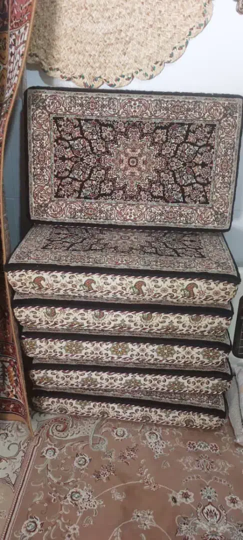 پشتی دو نوع کرم و مشکی|پشتی|سنندج, |دیوار