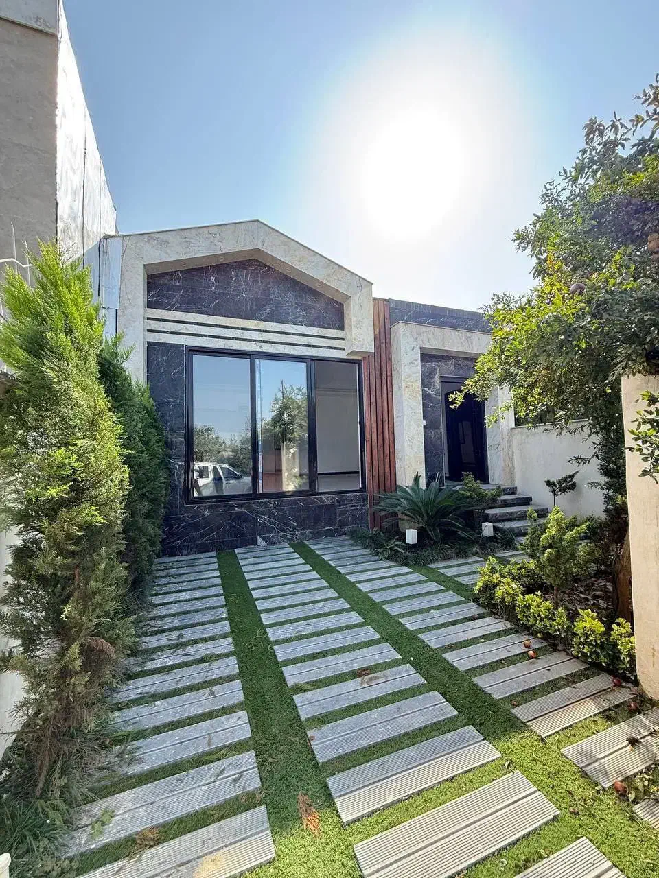 دیوار بلند و قیمت مناسب و سنددار و نمای مدرن|فروش خانه و ویلا|آلاشت, |دیوار