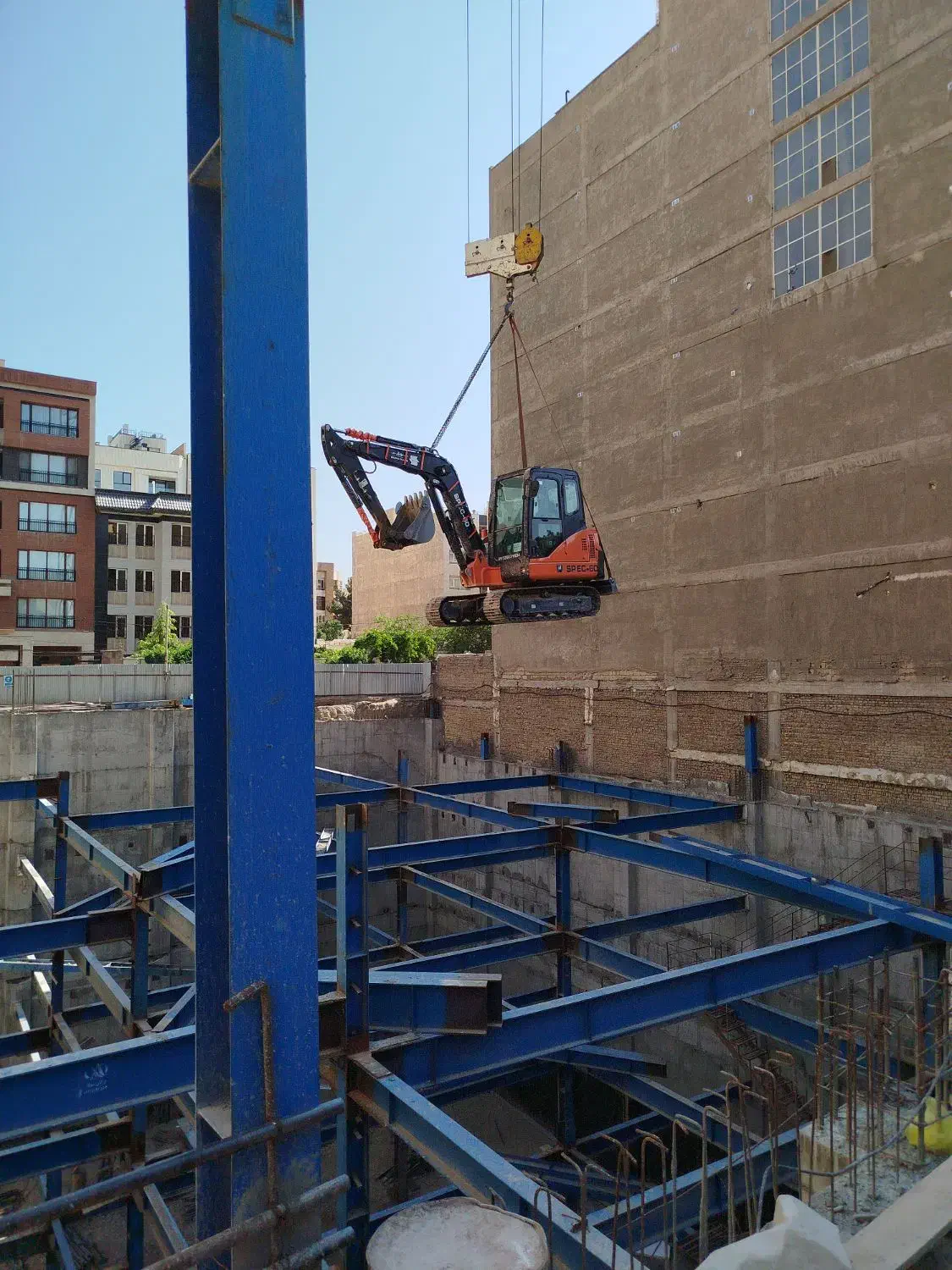 اجاره مینی بیل به همراه پیکور و باکت ۴۰|خدمات حمل و نقل|کرج, شهرک نهال و بذر|دیوار