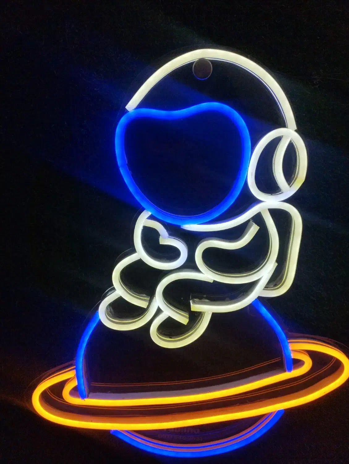 تابلو نئون پسرک فضا نورد|ریسه و چراغ تزئینی|گرگان, |دیوار