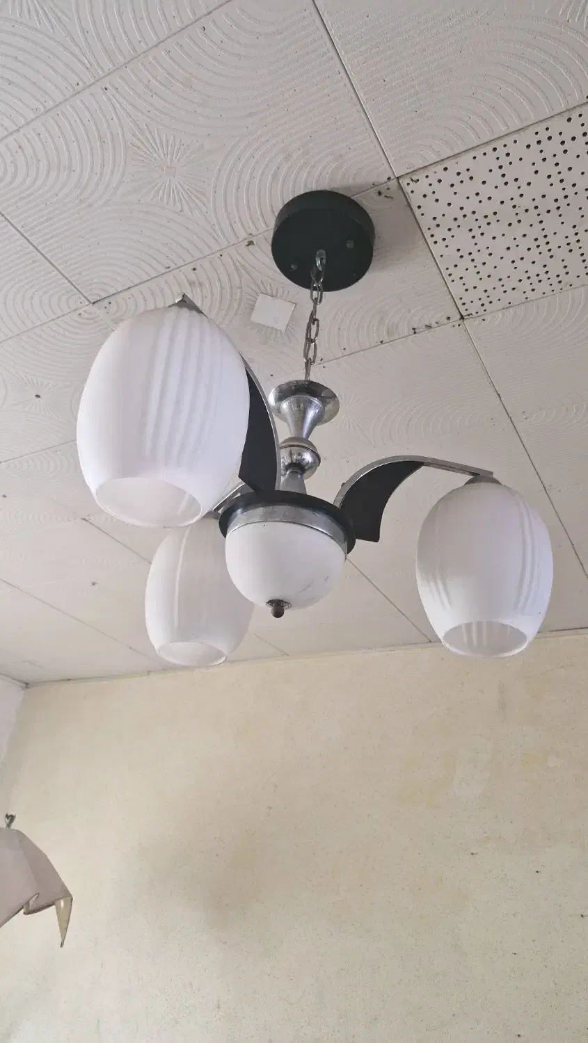 لوستر سه شاخه سفید کاملا سالم زیر قیمت|لوستر و چراغ آویز|بندرعباس, |دیوار