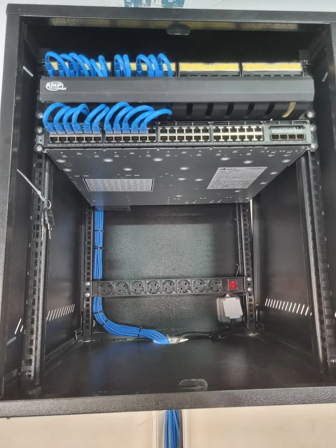 راهندازی شبکه(اکتیو شبکه - پسیو شبکه- فیبر نوری )|خدمات رایانه‌ای و موبایل|مشهد, بهشت|دیوار