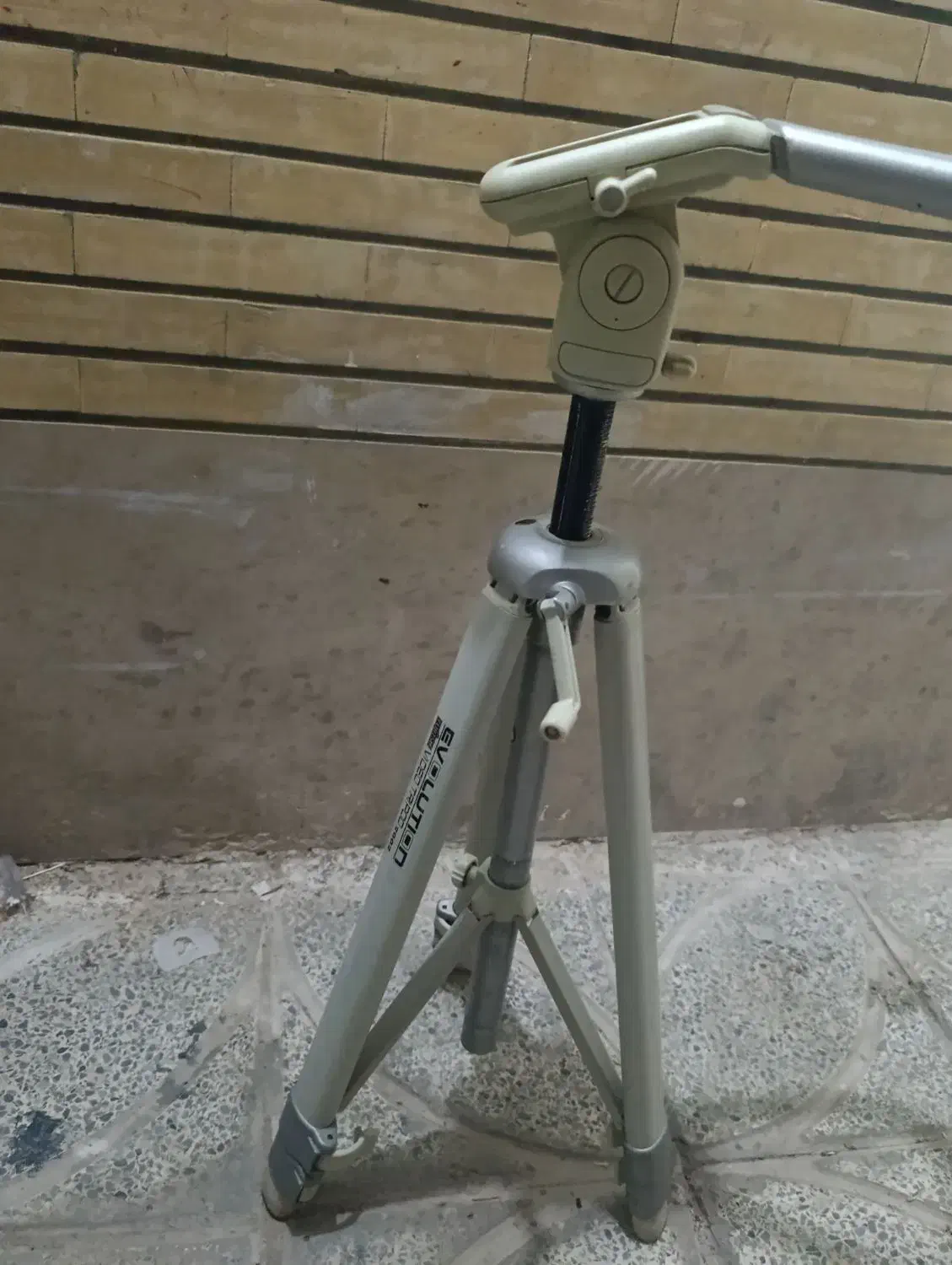 سه پایه دوربین فیلمبرداری و عکاسی|دوربین عکاسی و فیلم‌برداری|اصفهان, گرکان|دیوار