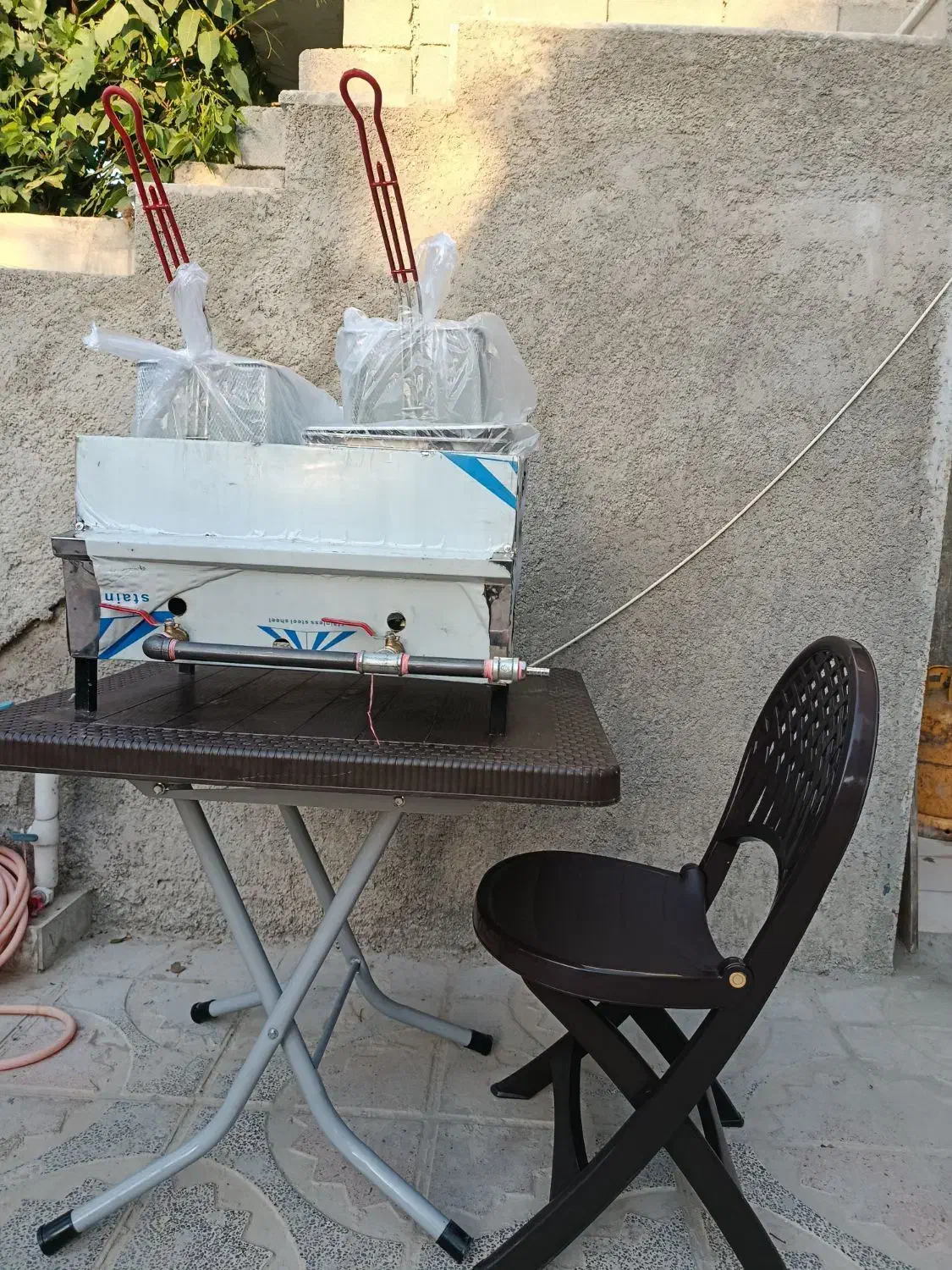 سلام یک عدد گاز دولگن دار  ویک میز دوصندلی تاشو|اجاق گاز و لوازم برقی پخت‌وپز|یاسوج, |دیوار