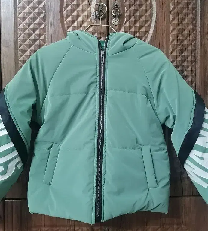 کاپشن|لباس|شیراز, امام حسین|دیوار