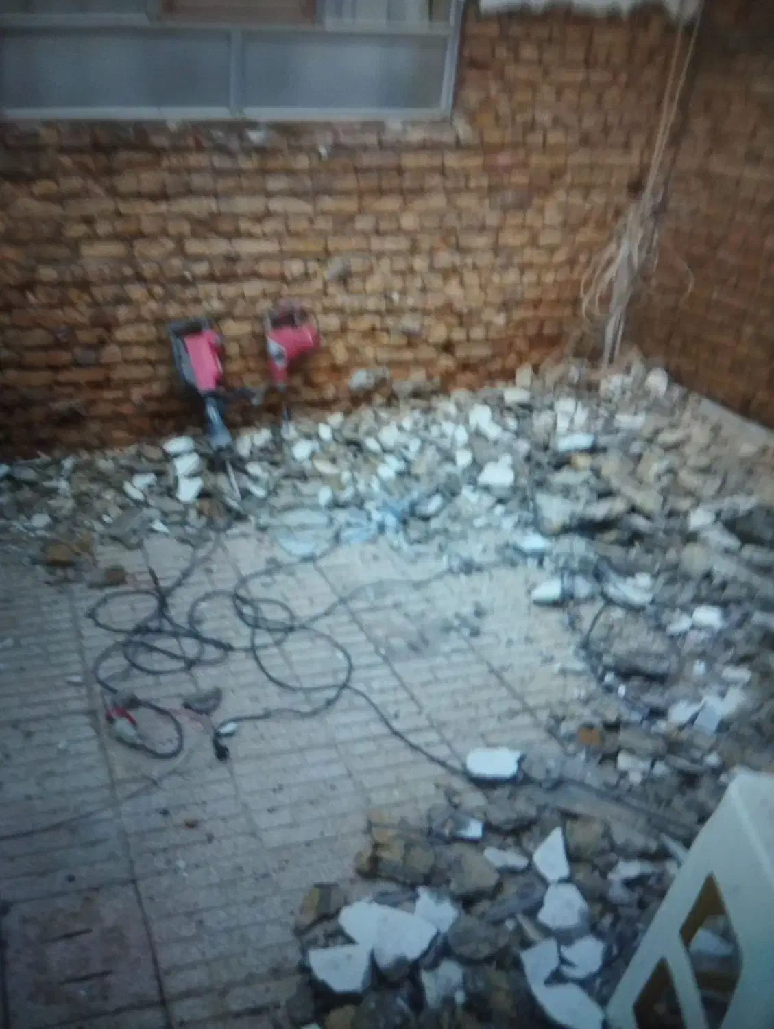 تخریب بتن کنی چاه کنی بنایی و سیمان کاری|خدمات پیشه و مهارت|جلفا, |دیوار