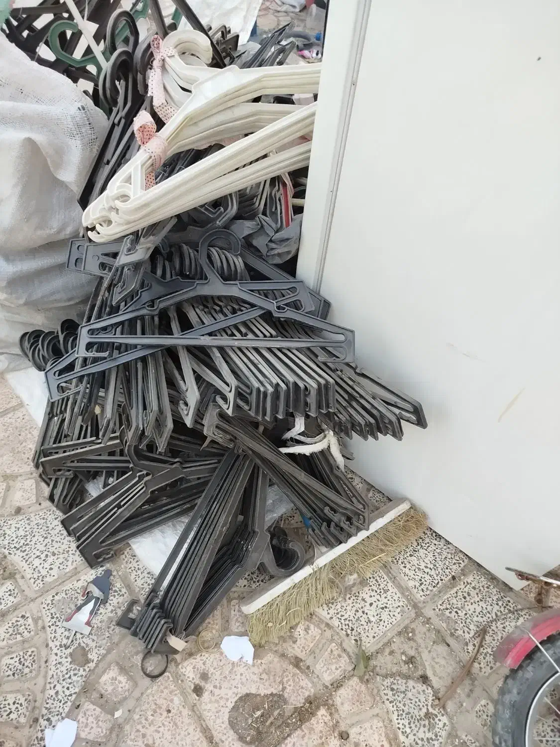 چوب لباسی یا آویز لباس|بندرخت و رخت‌آویز|شهریار, دهشاد پائین|دیوار