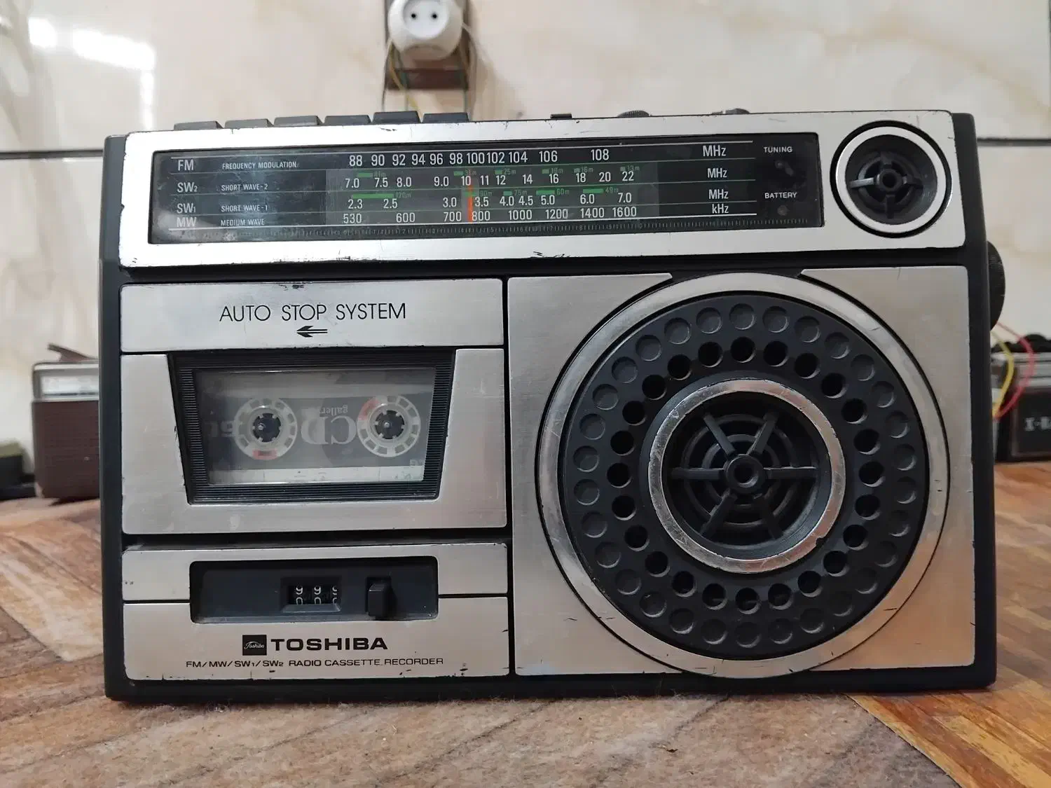 تعدادی رادیو قوی و قدیمی|سیستم صوتی خانگی|فارسان, |دیوار